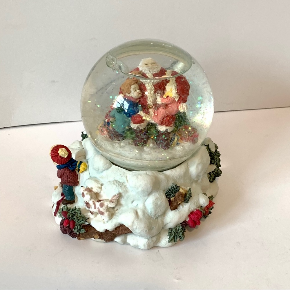 SAN FRANCISCO MUSIC BOX Vintage Santa Snow Globe